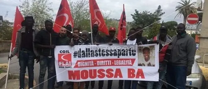 L'ultimo saluto a Moussa Ba morto a febbraio nel rogo della baraccopoli
