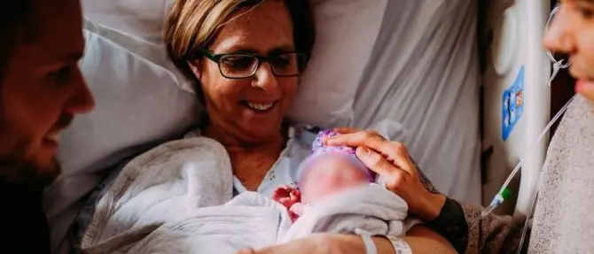 A 61 anni partorisce un bambino concepito in provetta per il figlio gay