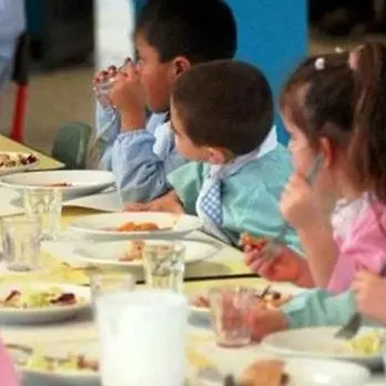Genitori non pagano la mensa della scuola, tonno e cracker alla bimba