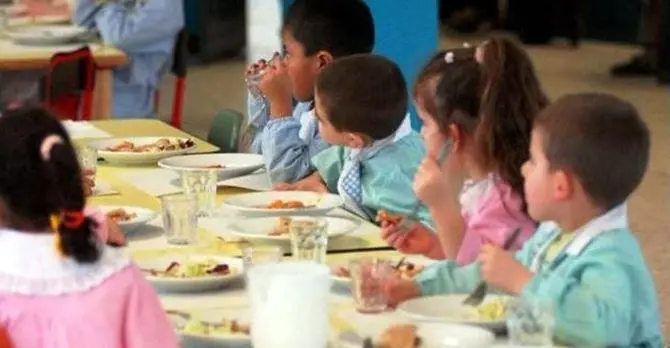 Genitori non pagano la mensa della scuola, tonno e cracker alla bimba