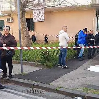 Ucciso mentre porta il figlio a scuola, shock a Napoli