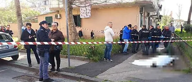Ucciso mentre porta il figlio a scuola, shock a Napoli