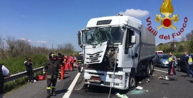 Scontro tra tir e pullman sulla A1, feriti cinque bambini