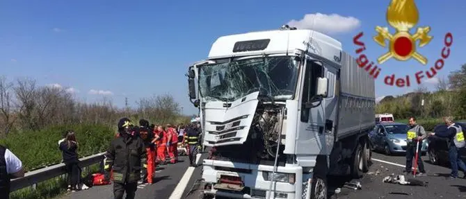 Scontro tra tir e pullman sulla A1, feriti cinque bambini