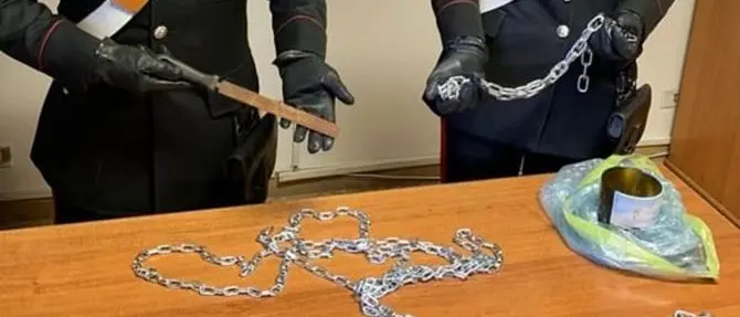 Incatena e lascia il figlio senza cibo per due giorni, arrestato 38enne