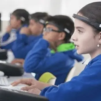 Una fascia cerebrale sui piccoli alunni per controllarne l’attenzione