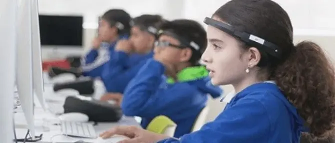 Una fascia cerebrale sui piccoli alunni per controllarne l’attenzione