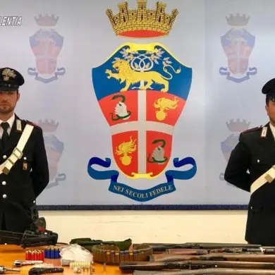Mileto, trovate armi e munizioni da guerra in un capannone