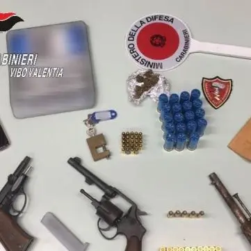 Armi e munizioni in cantina, arrestato 24enne vibonese