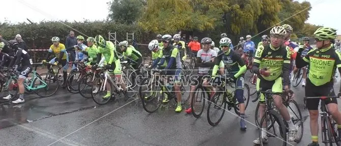 Il trofeo Città di Crotone sfida la pioggia e il freddo, successo per la manifestazione ciclistica