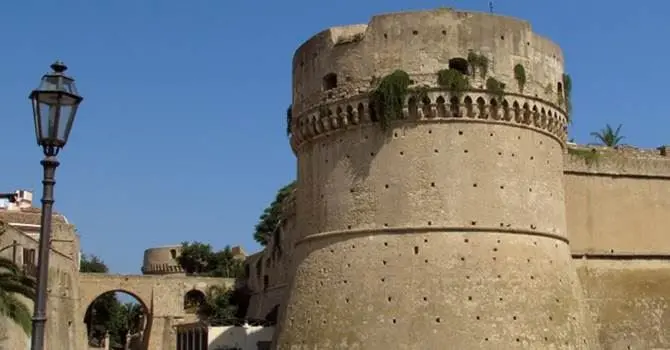 Pulizie “di primavera”, restyling ultimato per il castello di Crotone