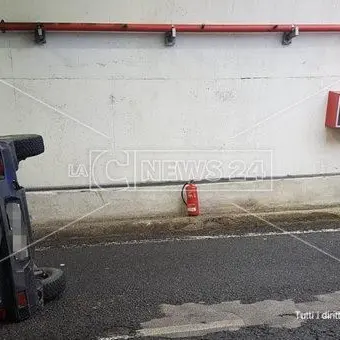 Catanzaro, auto si ribalta nella galleria del Sansinato