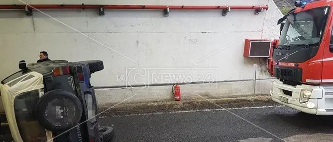 Catanzaro, auto si ribalta nella galleria del Sansinato