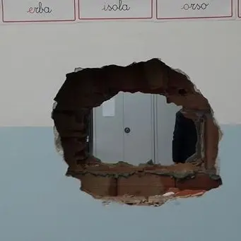 Crotone, bucano il muro di una scuola e rubano dieci computer