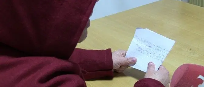 Non poteva neppure comprare un panino ai figli, ora ha un lavoro (VIDEO)