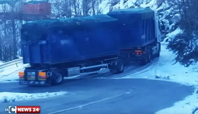 Tornano i rifiuti alla discarica di Celico, riprende la battaglia delle comunità presilane (VIDEO)