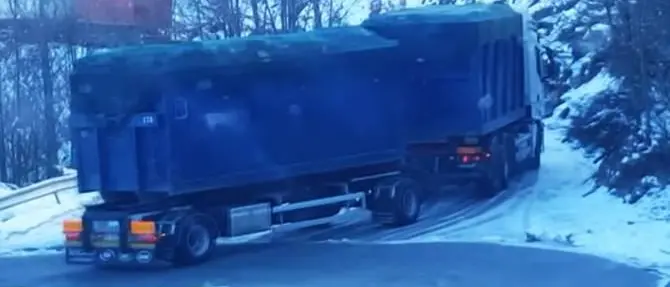 Tornano i rifiuti alla discarica di Celico, riprende la battaglia delle comunità presilane (VIDEO)