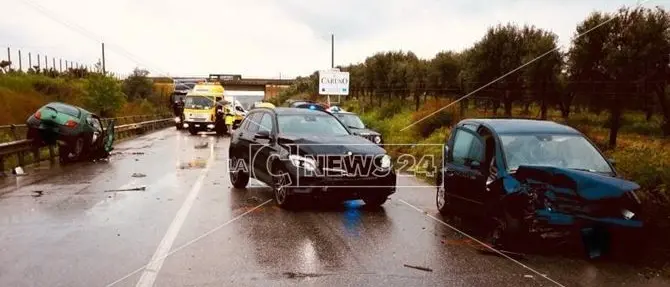 Carambola sulla statale 106, coinvolti tre veicoli