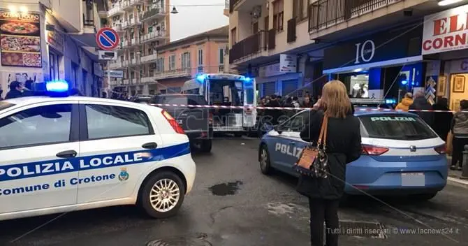 Si getta dal sesto piano di un palazzo, tragedia a Crotone (VIDEO)