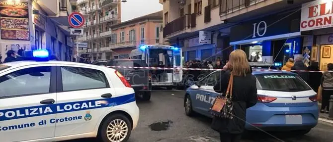 Si getta dal sesto piano di un palazzo, tragedia a Crotone (VIDEO)