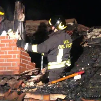 La canna fumaria va a fuoco e le fiamme avvolgono una casa a Cerva: salvi gli occupanti