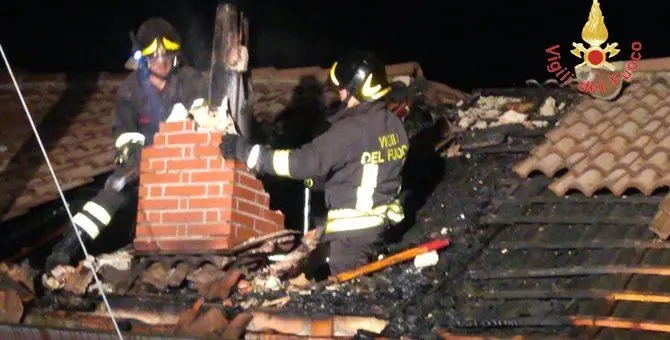 La canna fumaria va a fuoco e le fiamme avvolgono una casa a Cerva: salvi gli occupanti