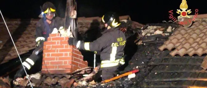 La canna fumaria va a fuoco e le fiamme avvolgono una casa a Cerva: salvi gli occupanti