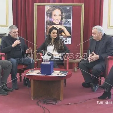 Noa prima in visita a Ferramonti poi in concerto al Rendano (VIDEO)