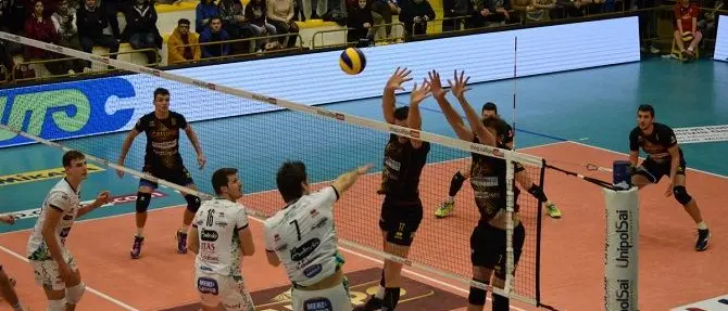 SPORT | Tonno Callipo verso i quarti di finale. Deferimento in casa Viola