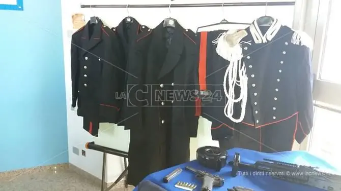 Armi e divise dei carabinieri in un'utilitaria a Cosenza, un arresto (FOTO)