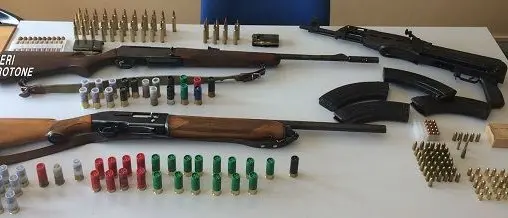Arsenale in un casolare a Crucoli: rinvenuto anche un kalashnikov