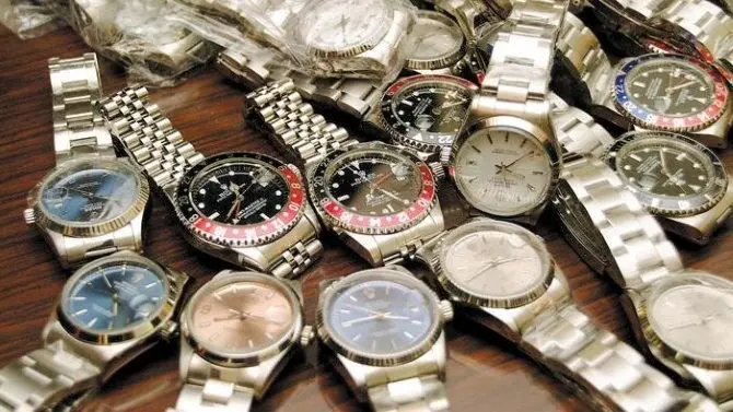 Rolex e 100mila euro in contanti, la scoperta in un appartamento a Reggio