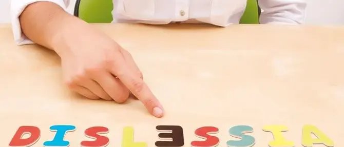 «Signora, sua figlia è troppo pigra». Invece era colpa della dislessia - VIDEO