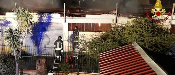 Fiamme distruggono deposito mobili a Crotone