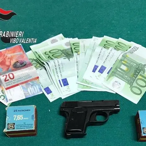 In vacanza armato di pistola e munizioni, arrestato