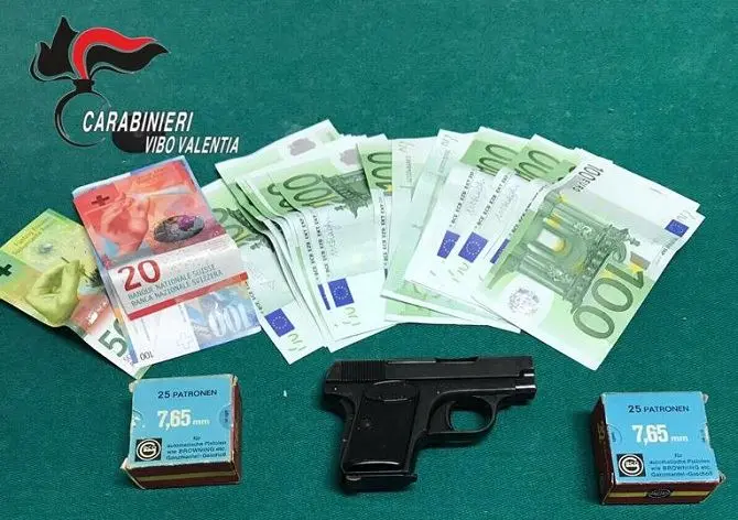 In vacanza armato di pistola e munizioni, arrestato