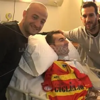 L’abbraccio dei giocatori del Catanzaro a Simone, tifoso affetto da sla (VIDEO)
