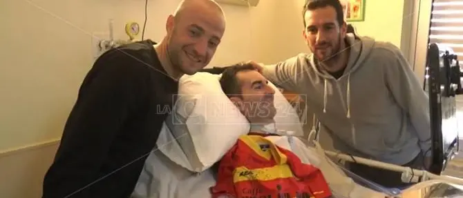 L’abbraccio dei giocatori del Catanzaro a Simone, tifoso affetto da sla (VIDEO)