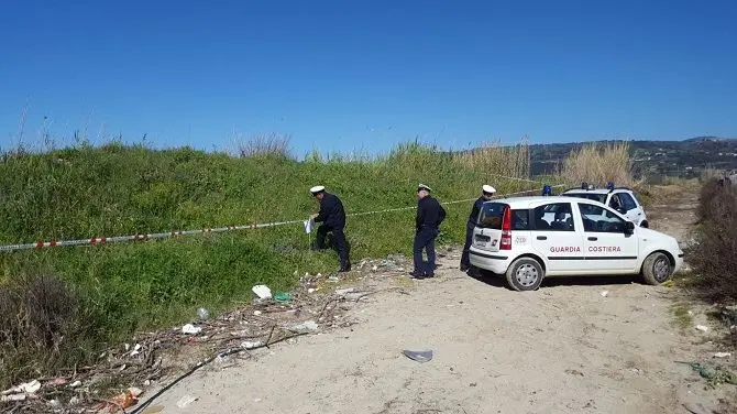 Rifiuti speciali sul fiume Angitola: sequestrata discarica abusiva