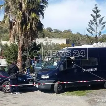 Cadavere rinvenuto a Stalettì: vittima uccisa con tre colpi alla testa