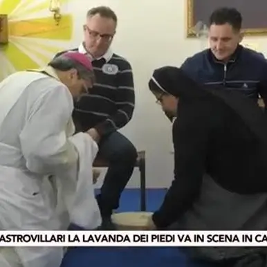 Castrovillari, la lavanda dei piedi di monsignor Savino ai detenuti (VIDEO)