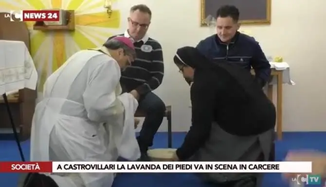 Castrovillari, la lavanda dei piedi di monsignor Savino ai detenuti (VIDEO)