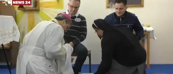 Castrovillari, la lavanda dei piedi di monsignor Savino ai detenuti (VIDEO)