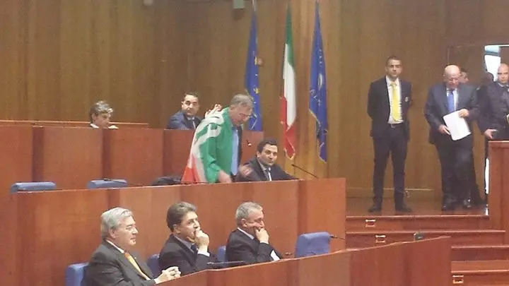 Forza Italia perde pezzi: con Nicolò se ne vanno in sei - VIDEO