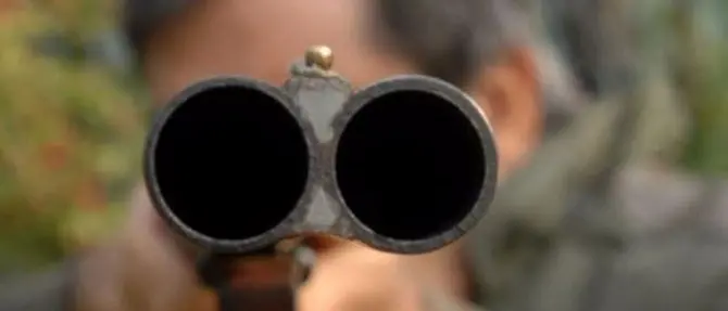 Guardavalle, infastidito dal fumo del barbecue spara al vicino e tenta il suicidio