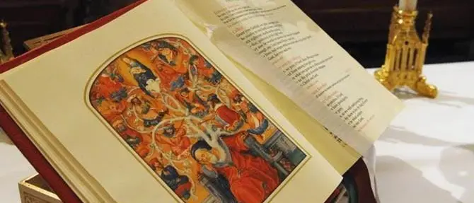 Ruba il messale dalla chiesa dopo la celebrazione eucaristica di Pasqua