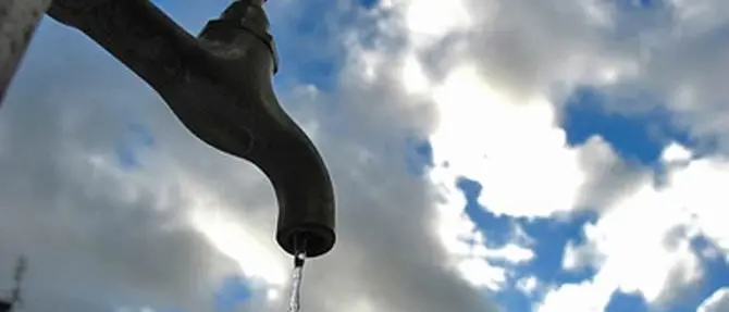 Acqua, intere aree di Crotone completamente a secco