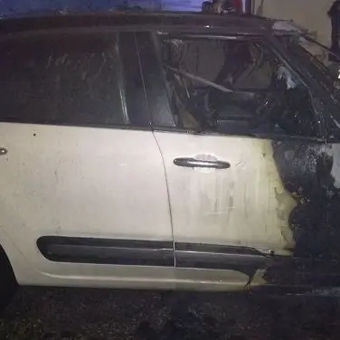 Catanzaro, automobile in fiamme durante la notte
