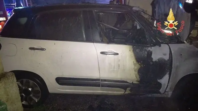 Catanzaro, automobile in fiamme durante la notte