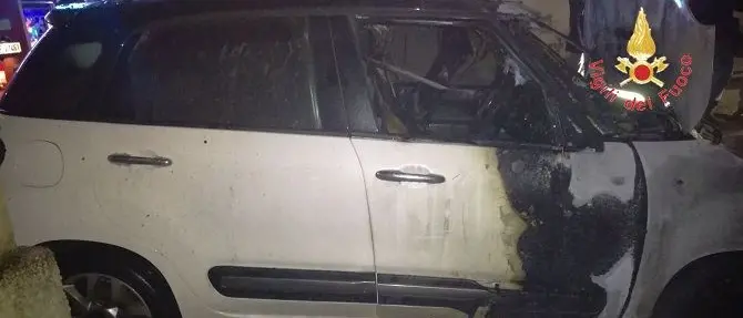 Catanzaro, automobile in fiamme durante la notte